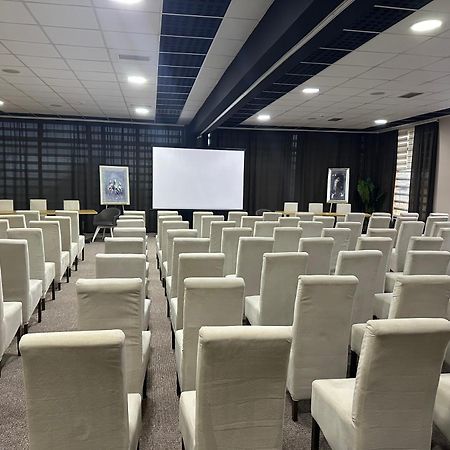 רומה Garnet Hotel & Event Centar מראה חיצוני תמונה